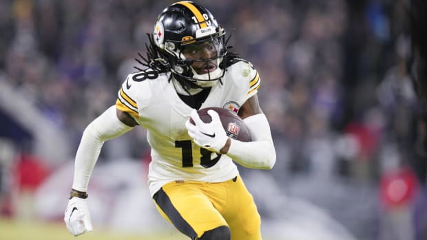 Steelers wide receiver Diontae Johnson runs with the ball in a game.